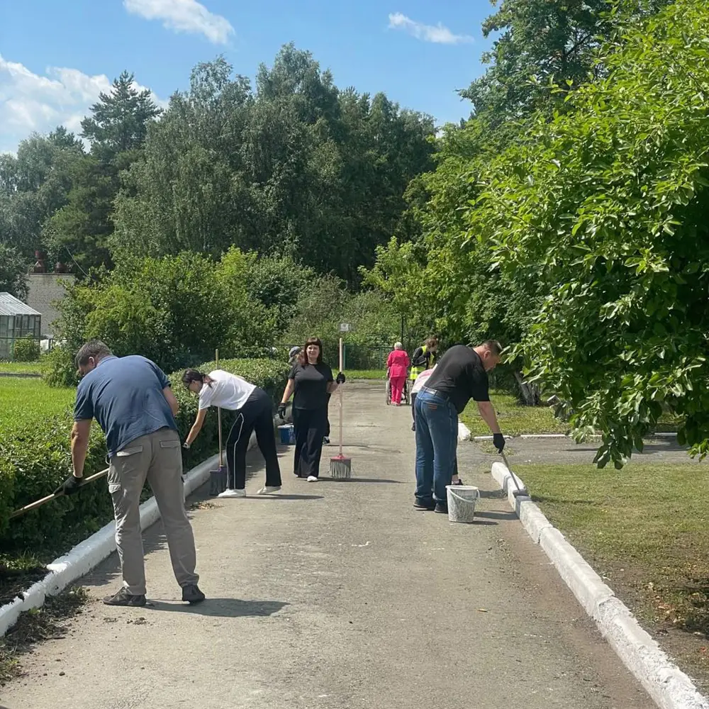 Сотрудники завода «Регион 45» снова навестили Лесниковский дом-интернат для престарелых и инвалидов, чтобы помочь с благоустройством территории